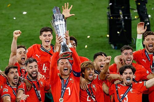Ronaldo bật khóc khi vô địch ở tuổi 40, ĐT Bồ Đào Nha thắng Tây Ban Nha sau loạt luân lưu kịch tính