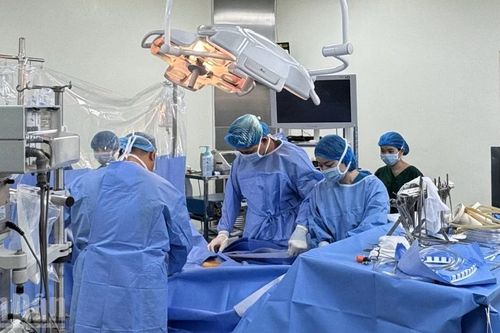 Tiếp nối 'kinh điển' bằng 'hiện đại': Nội soi toàn bộ khi thay hai van tim