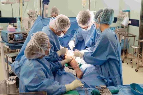 Thay toàn bộ xương đùi cho bệnh nhi ung thư nhỏ tuổi nhất thế giới