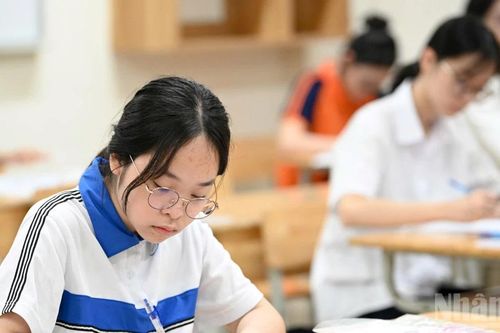Đề thi Ngữ văn chuyên vào lớp 10 ở Hà Nội bàn về 'ánh sáng riêng bên trong mỗi người'