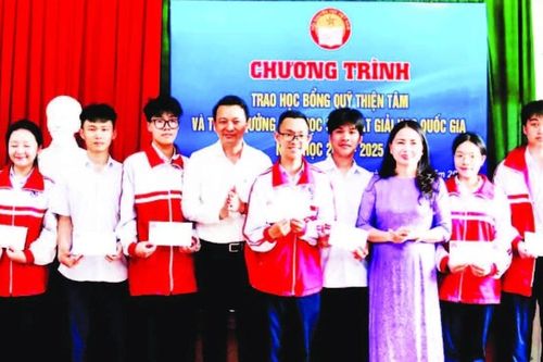 Trao học bổng, khen thưởng học sinh, sinh viên