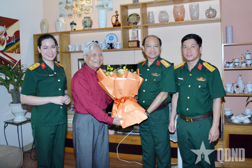 Lãnh đạo Báo Quân đội nhân dân thăm nhà báo lão thành Hà Đăng