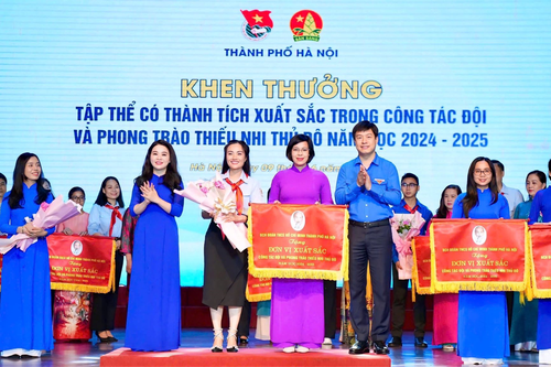 Các cấp bộ Đoàn TP Hà Nội trao tặng hơn 25 tỷ đồng hỗ trợ học sinh khó khăn