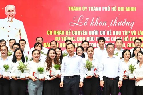 Khen thưởng cá nhân kể chuyện dưới cờ về học và làm theo Bác