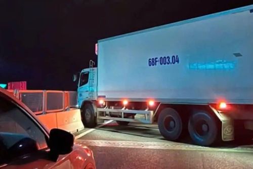 Xe tải gặp nạn chắn ngang đường,tuyến cao tốc Vĩnh Hảo - Phan Thiết kẹt xe nhiều giờ