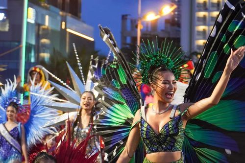 Hàng ngàn người xem diễu hành Carnival đường phố Nha Trang
