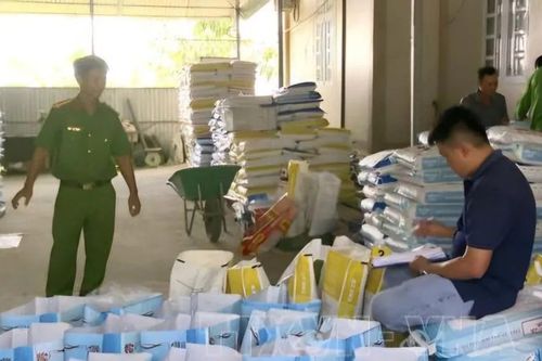 Bạc Liêu: Phát hiện kho làm giả thức ăn tôm hơn 37 tấn