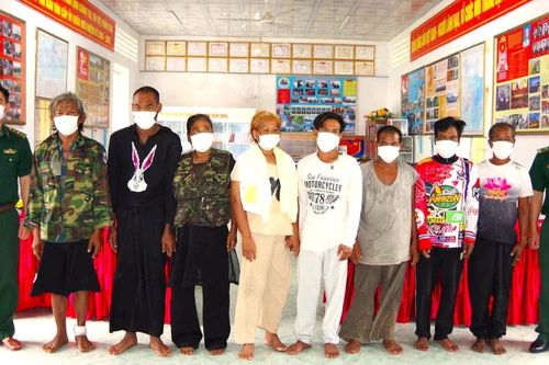 Tàu cá Cà Mau cứu vớt 8 thuyền viên người nước ngoài trôi dạt trên biển