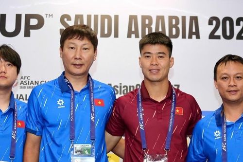HLV Kim Sang Sik và đội trưởng Duy Mạnh họp báo trước trận đấu tuyển Việt Nam và Malaysia
