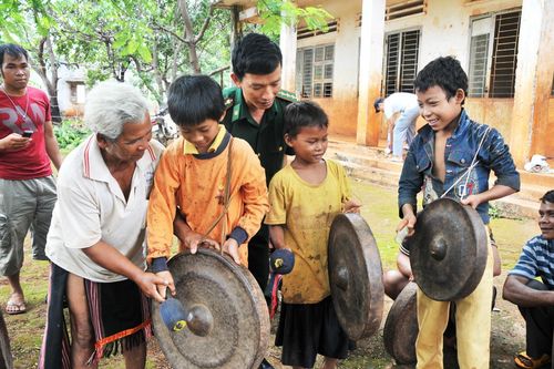Để tiếng cồng chiêng vang mãi giữa đại ngàn