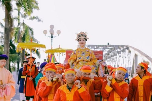 Xôn xao đội khiêng kiệu ở Huế vận trang phục giống như… đồ mai táng