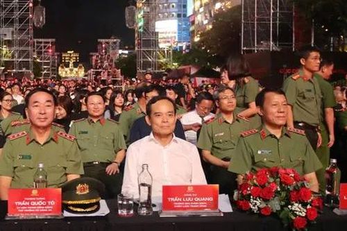 Hàng nghìn người theo dõi gala âm nhạc vinh quang Công an Nhân dân Việt Nam