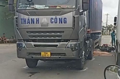 Xe máy va chạm container, 2 mẹ con tử vong