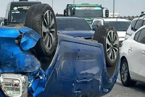 Hà Nội: Ô tô lật ngửa sau va chạm trên đường vành đai 2 trên cao