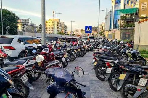 Chiếm dụng vỉa hè làm bãi gửi xe ở Hòn Gai