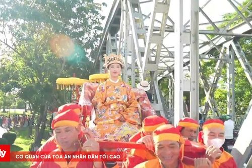 Trang phục đội gánh kiệu hoàng hậu gây tranh cãi tại lễ diễu hành áo dài ở Huế