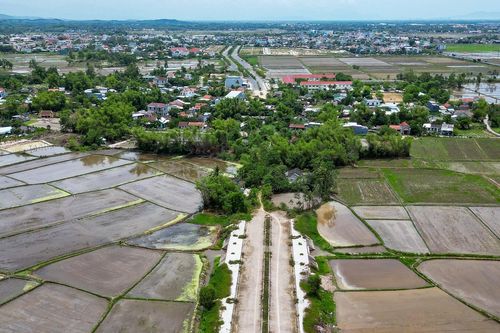 Đầu tư 82 tỷ đồng làm 2km đường gần 6 năm chưa có 'lối thoát'