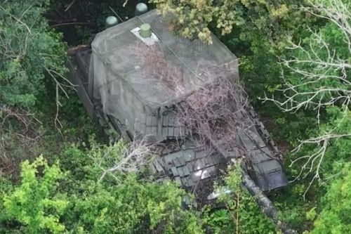 Video UAV Nga tấn công xe tăng T-72 của Ukraine ẩn nấp giữa rừng cây