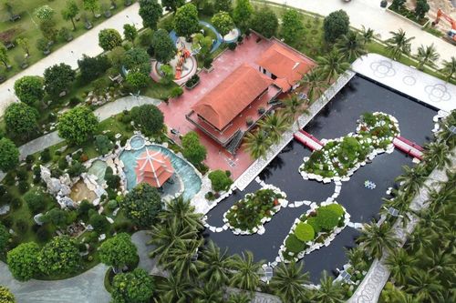 Mặc lệnh phá dỡ, biệt phủ được cho là của đại ca giang hồ vẫn sừng sững bên bờ sông Mã