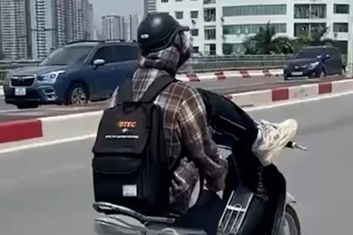 Clip nam thanh niên dùng chân lái xe máy, phóng vun vút trên đường Hà Nội