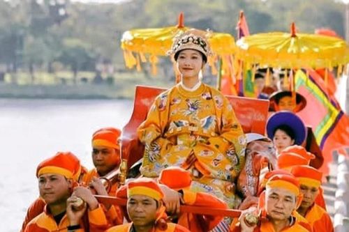 Tranh cãi cảnh tái hiện hoàng hậu Nam Phương ngồi kiệu do đội mai táng khiêng