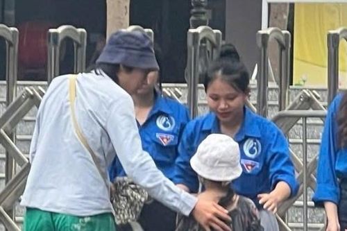 Nam sinh 'vất vả nhất kỳ thi lớp 10', đưa em gái đến điểm thi nhờ người trông hộ