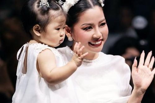 CEO Phạm Hồng Nhung bế con lên sân khấu, tự tin catwalk trong show của NTK Cao Minh Tiến