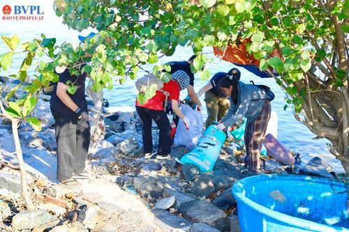 Hơn 200.000 người cùng nhặt rác trong 'Clean Up Việt Nam 7'
