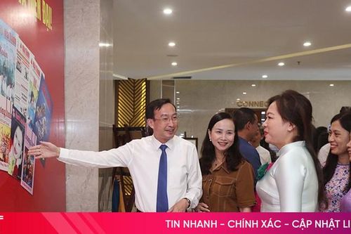 Trăm năm - một hành trình, muôn bước chân