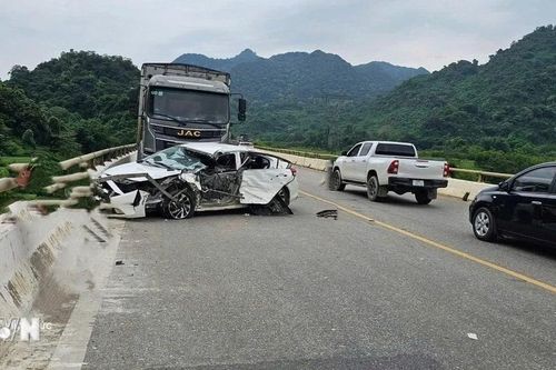 Tai nạn ôtô thảm khốc trên cầu ở Thanh Hóa, 6 người thương vong
