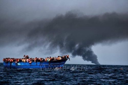 Giải cứu 54 người mắc kẹt trên giàn khoan bỏ hoang ở Địa Trung Hải