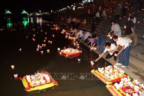 'Đêm hoa đăng' tri ân với những người giữ lửa ngòi bút