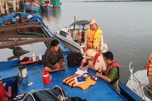 Phát hiện, bắt giữ nhiều phương tiện hút trộm cát trên sông ở miền Tây