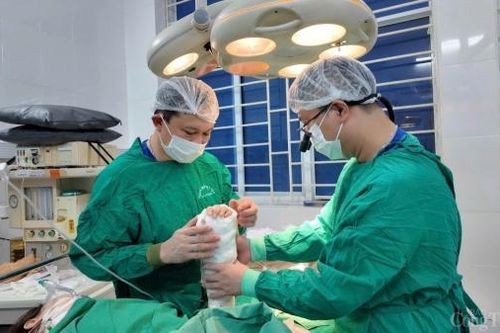 Bệnh viện Hữu nghị Việt Tiệp phẫu thuật nối thành công ca bệnh đứt rời bàn tay