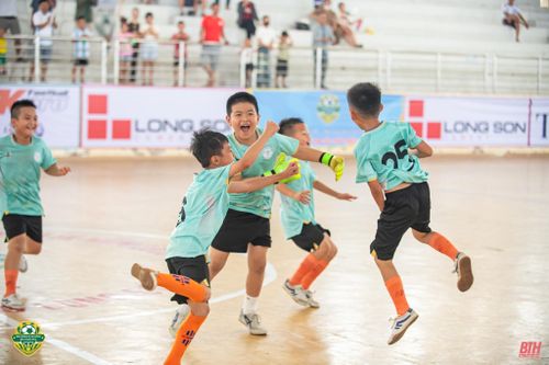 Gay cấn cuộc đua giành vé tứ kết lứa tuổi U8 sau lượt trận sáng 9/6