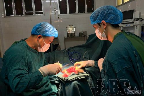 Dập nát tay trái do điện thoại phát nổ khi đang sạc