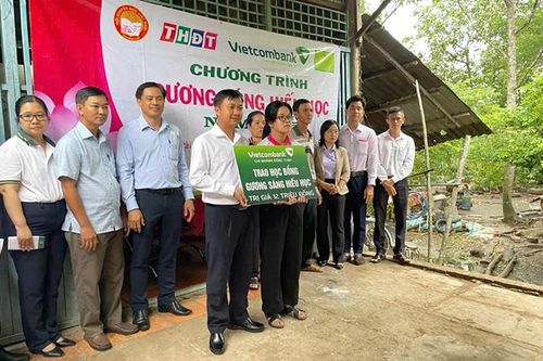 Trao học bổng 'Gương sáng hiếu học'