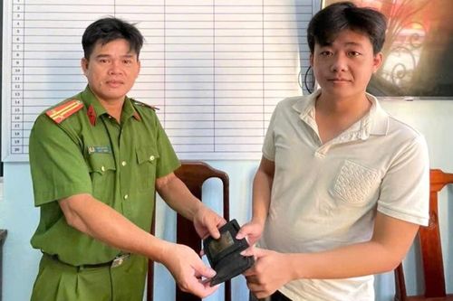 Trao trả tài sản cho người dân bị đánh rơi