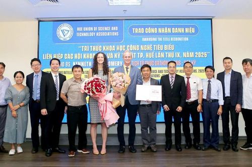 Trao danh hiệu trí thức khoa học và công nghệ tiêu biểu cho Giáo sư Kenneth D. Mongomery