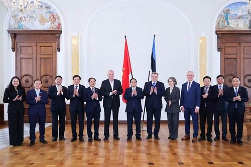 Thứ trưởng Nguyễn Hoàng Long tháp tùng Thủ tướng Phạm Minh Chính trong các hoạt động thăm chính thức Estonia