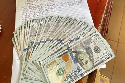 Nhân viên đường sắt trả lại ba lô cùng hơn 2.000 USD hành khách bỏ quên