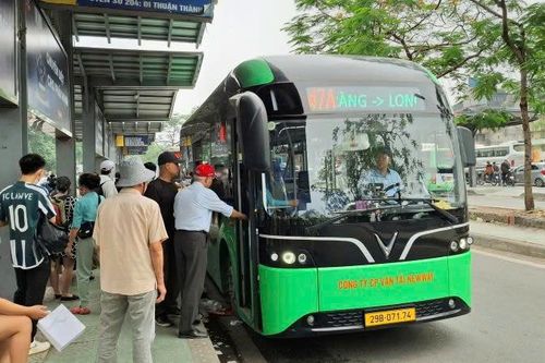 Hà Nội: Xe buýt, metro phục vụ cả trăm triệu hành khách trong 6 tháng đầu năm
