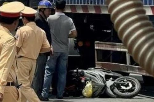 Ngã xuống đường sau va chạm, vợ và con trai bị xe tải cán tử vong