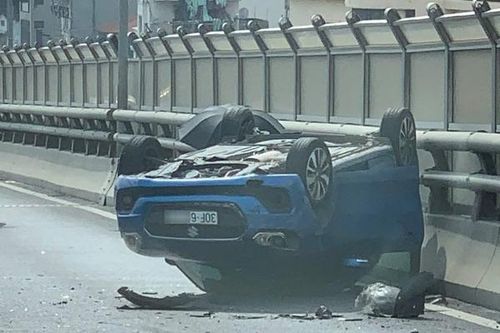 Ô tô 'phơi bụng' trên đường vành đai ở Hà Nội, người dân cứu tài xế ra ngoài