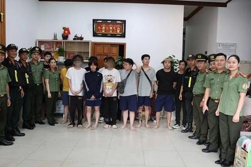 Trục xuất và trao trả 15 người Trung Quốc nhập cảnh trái phép vào Việt Nam