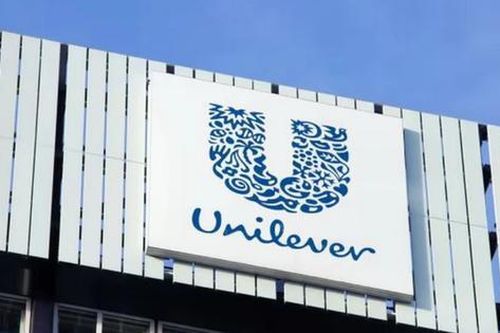 Hai thương hiệu đối thủ P&G và Unilever đều đồng loạt cắt giảm hàng nghìn người