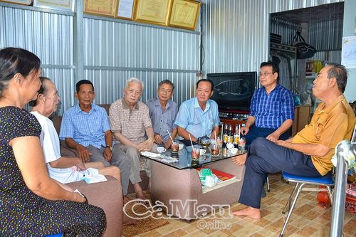 Thăm, tặng quà các nhà báo nghỉ hưu