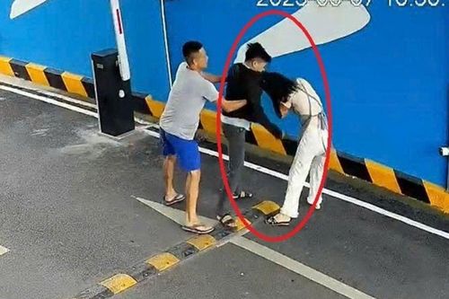 Công an lấy lời khai người đàn ông tấn công vợ cũ ngay tại chỗ làm