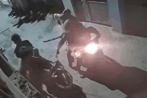 Hà Nội: Nhóm cướp đuổi theo 2 thanh niên về tận cổng, dùng hung khí để cướp... 'vỉ kẹo cao su'