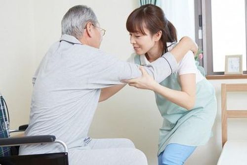 Không bệnh, không nghèo, vẫn tuyệt vọng: Người phụ nữ 20 năm làm giúp việc tiết lộ bi kịch của người già có tiền